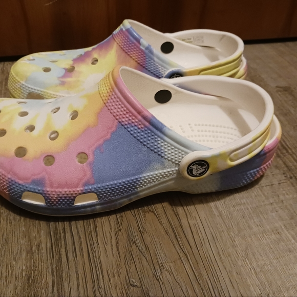 CROCS TYE DYED Sz 7 - Picture 6 of 12